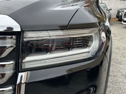 Used 2023 GMC Acadia SLE image 9