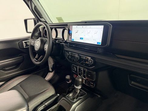 Certified 2025 Jeep Wrangler Unlimited Rubicon w/ Convenience Group AWD/4WD image 31