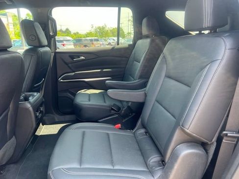Used 2025 Chevrolet Traverse LT FWD image 17