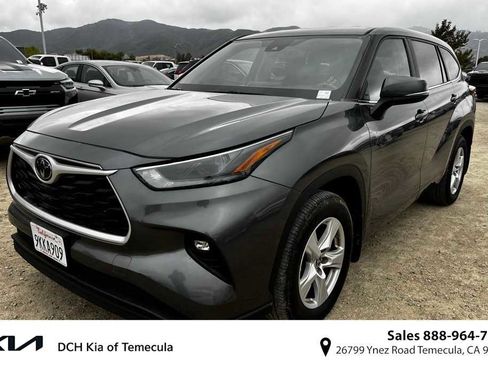 Used 2024 Toyota Highlander LE image 1