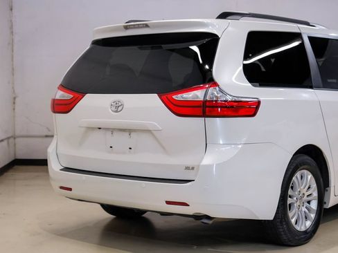 Used 2016 Toyota Sienna XLE w/ XLE Navigation Package FWD image 11