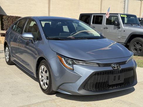 Used 2021 Toyota Corolla LE image 3