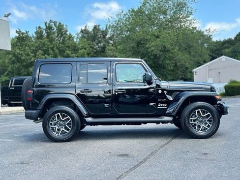 Used 2024 Jeep Wrangler Unlimited Sahara AWD/4WD image 7