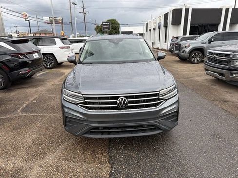 Used 2024 Volkswagen Tiguan SE w/ Panoramic Sunroof Package FWD image 2