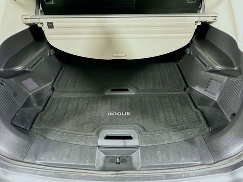 Used 2018 Nissan Rogue SV w/ Premium Package image 33