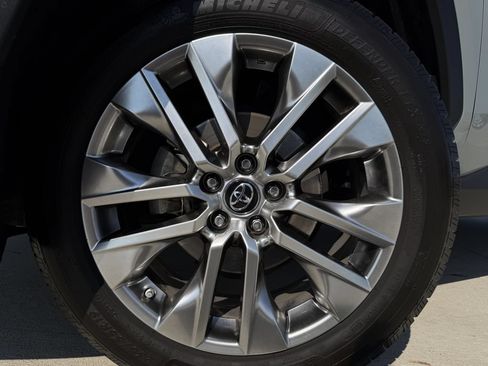 Used 2019 Toyota RAV4 XLE Premium FWD image 9