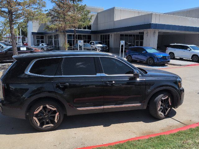 Used 2025 Kia Telluride EX w/ EX Captain's Chair Package FWD image 6