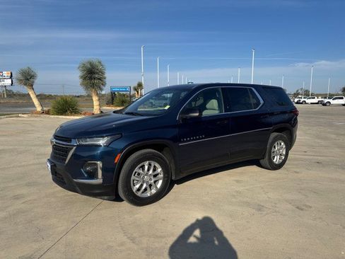 Used 2023 Chevrolet Traverse LS image 3