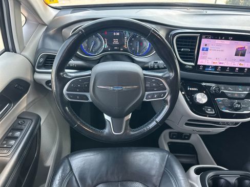 Used 2021 Chrysler Pacifica Touring-L FWD image 15