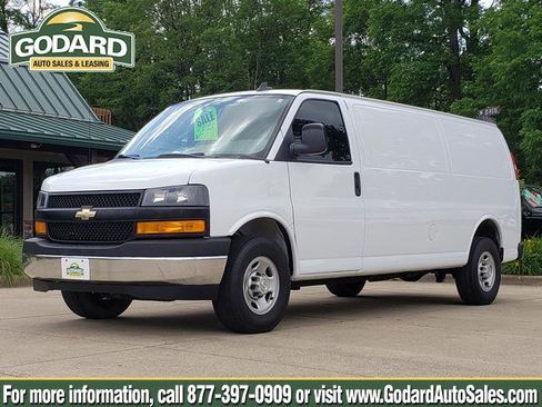 Used 2022 Chevrolet Express 3500 Extended w/ Driver Convenience Package RWD image 1