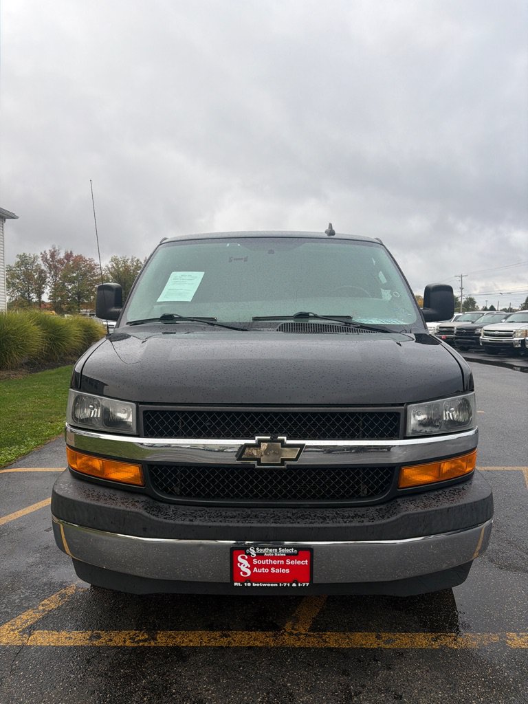 Used 2018 Chevrolet Express 2500 w/ Driver Convenience Package RWD image 3