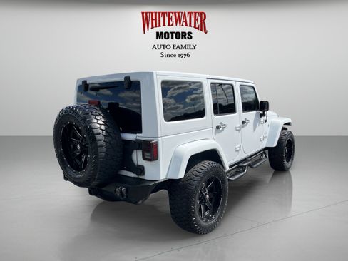 Used 2017 Jeep Wrangler Unlimited Sahara w/ Connectivity Group AWD/4WD image 5