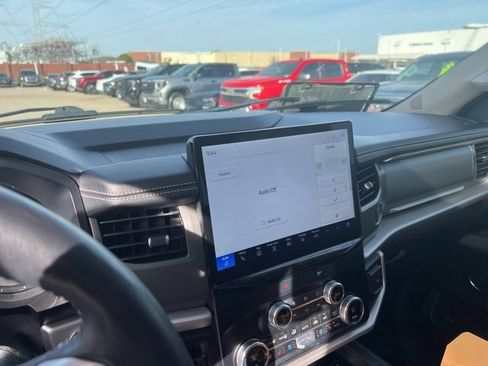 Used 2023 Ford Expedition XLT image 12