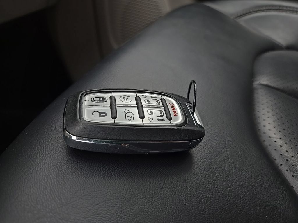 Used 2023 Chrysler Pacifica Touring-L FWD image 13