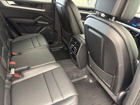 Certified 2024 Porsche Cayenne AWD/4WD image 28