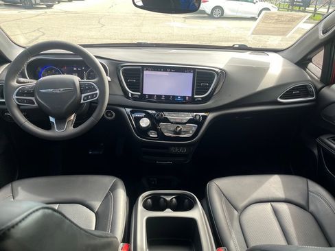 Used 2025 Chrysler Pacifica Select image 14