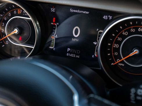 Used 2018 Jeep Wrangler Unlimited Sahara image 18