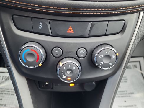 Certified 2022 Chevrolet Trax LT w/ LT Convenience Package image 15