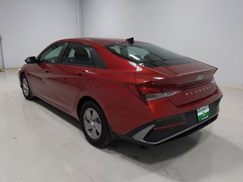 Used 2025 Hyundai Elantra SE image 5