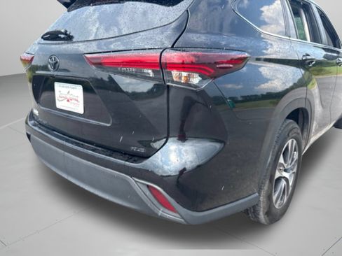 Used 2024 Toyota Highlander XLE FWD image 11