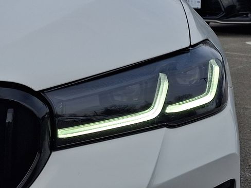 Used 2022 BMW M550i xDrive w/ Premium Package image 9