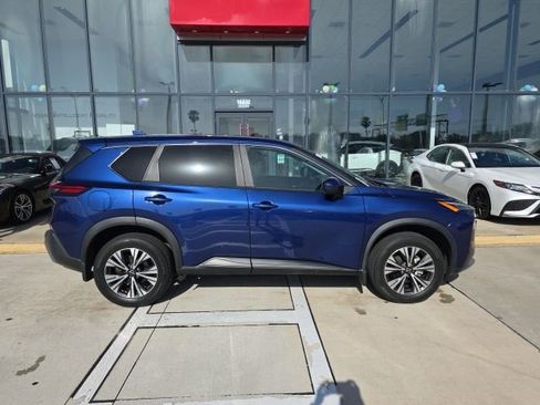 Used 2023 Nissan Rogue SV image 3