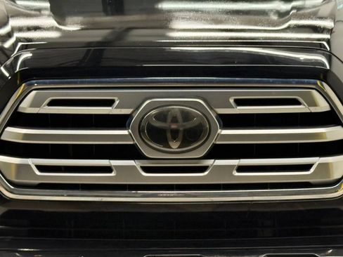 Used 2018 Toyota Tacoma Limited AWD/4WD image 5