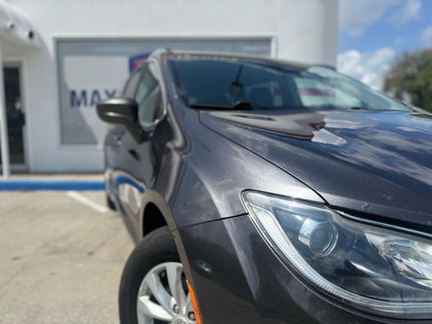 Used 2019 Chrysler Pacifica Touring-L FWD image 16