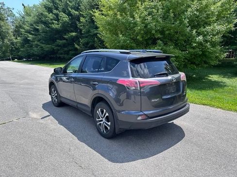 Used 2018 Toyota RAV4 LE AWD/4WD image 5