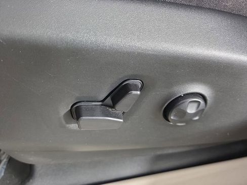 Used 2024 Chrysler Pacifica Touring-L FWD image 33