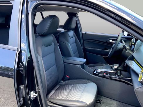 Used 2025 Chevrolet Trax LT FWD image 9