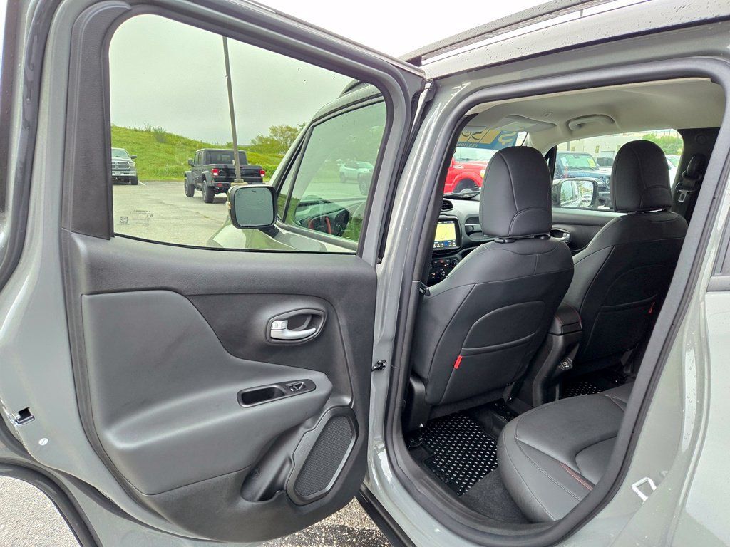 Used 2023 Jeep Renegade Trailhawk w/ Trailhawk Elite Group AWD/4WD image 29