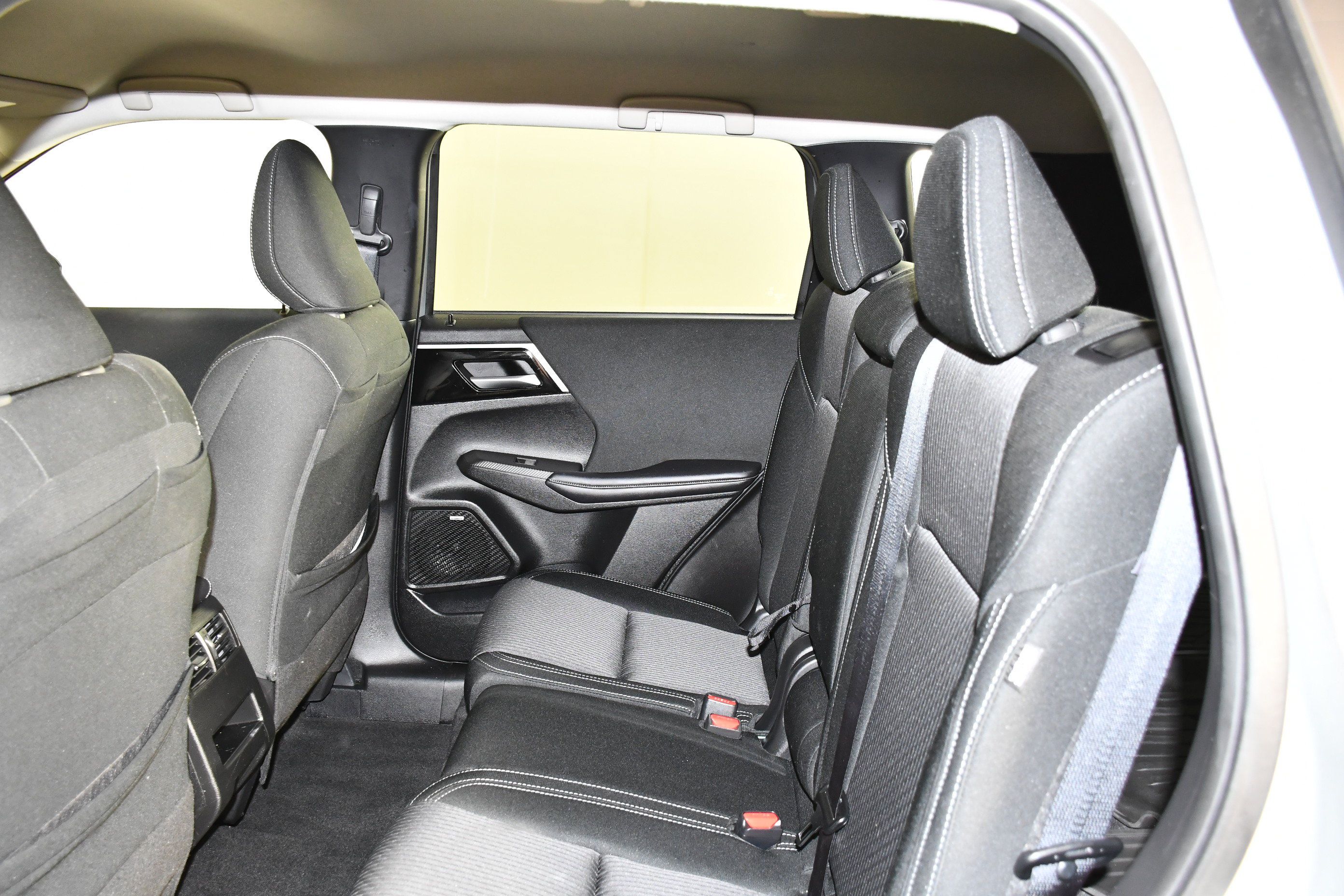 Used 2025 Mitsubishi Outlander ES FWD image 28