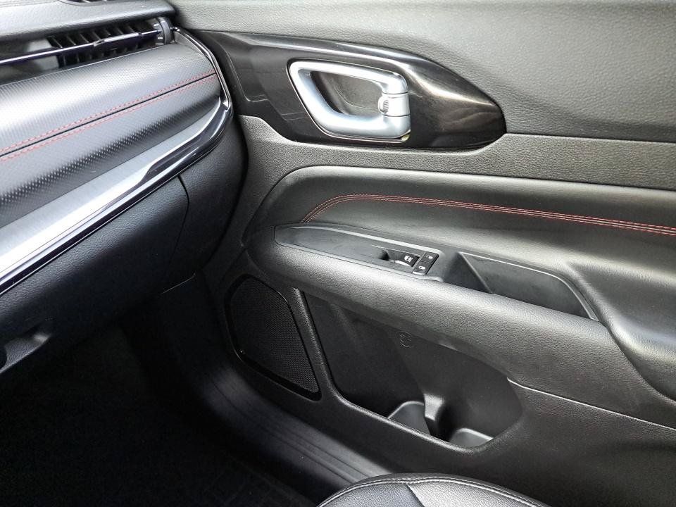 Used 2025 Jeep Compass Trailhawk AWD/4WD image 35