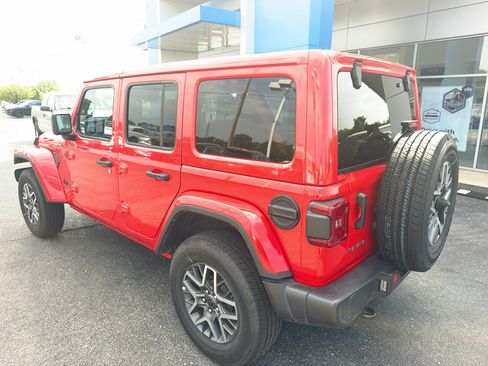 Used 2026 Jeep Wrangler Unlimited Sahara AWD/4WD image 7