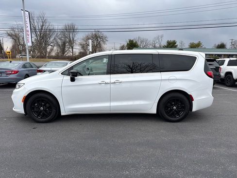 Used 2024 Chrysler Pacifica Touring-L FWD image 6