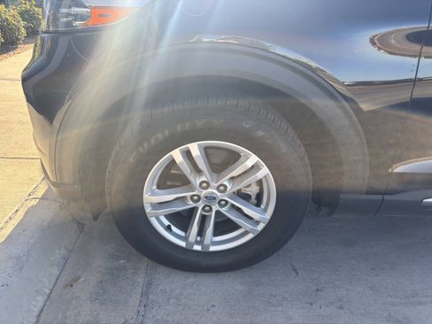 Used 2022 Ford Explorer XLT image 4