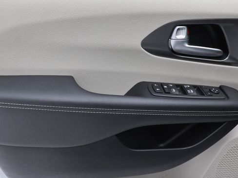 Used 2024 Chrysler Pacifica Touring-L image 15