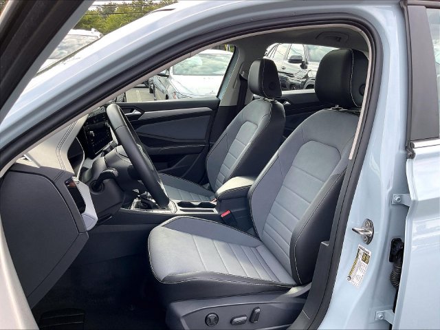 Certified 2025 Volkswagen Jetta SE w/ Sunroof Package FWD image 5