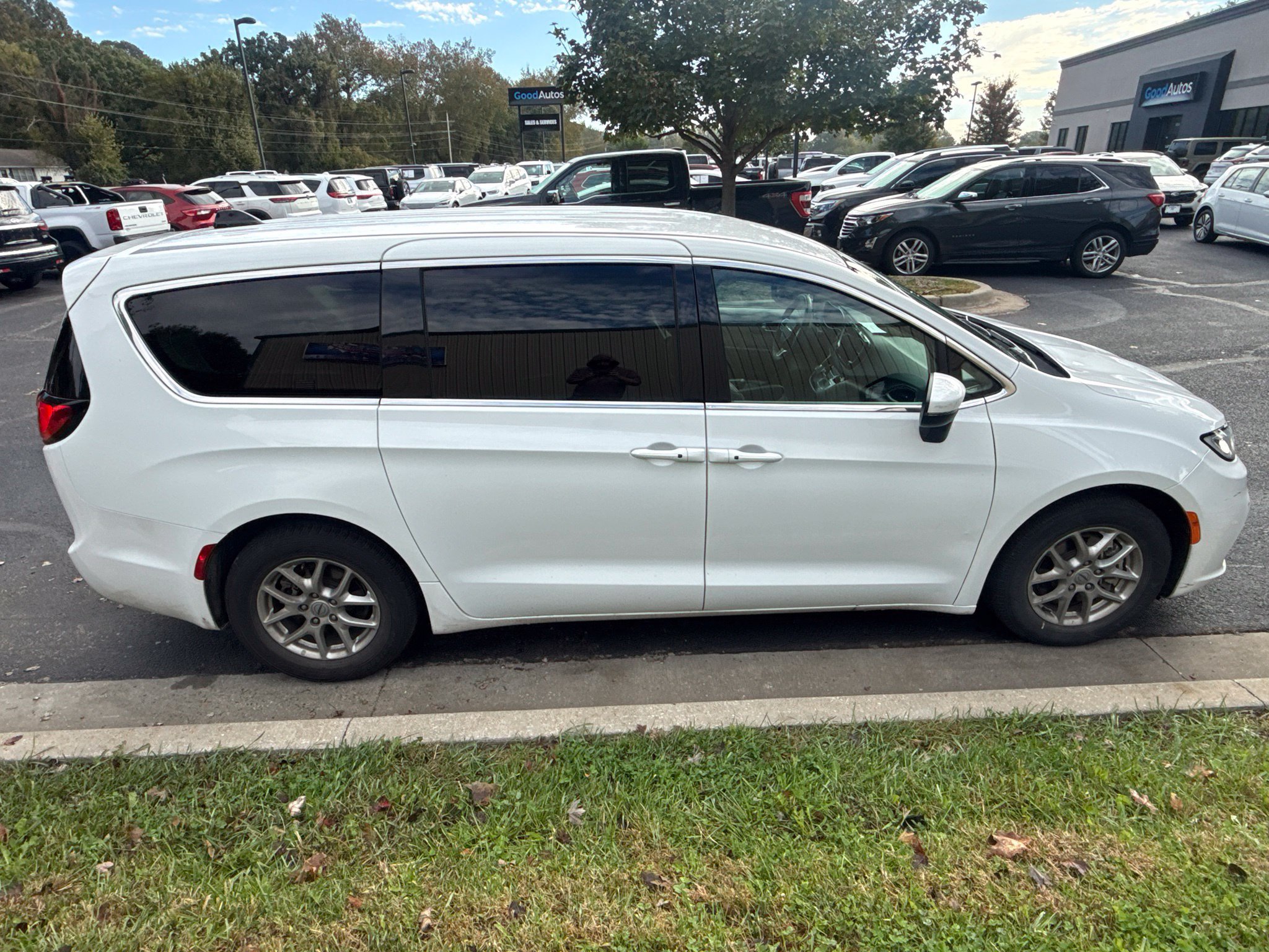 Used 2023 Chrysler Pacifica Touring-L FWD image 4