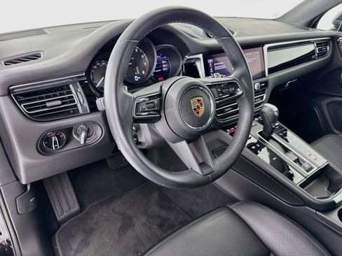 Certified 2025 Porsche Macan AWD/4WD image 4