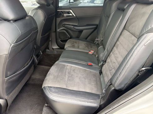 Used 2023 Mitsubishi Outlander SE FWD image 11