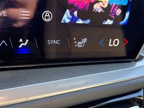 Used 2024 Chevrolet Traverse LT image 36