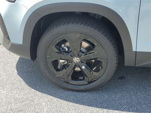New 2025 Volkswagen Taos SEL image 9