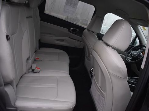 Used 2025 Kia Sorento S image 13