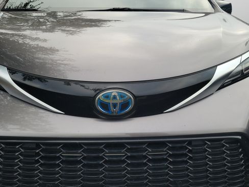 Used 2022 Toyota Sienna XSE FWD image 13