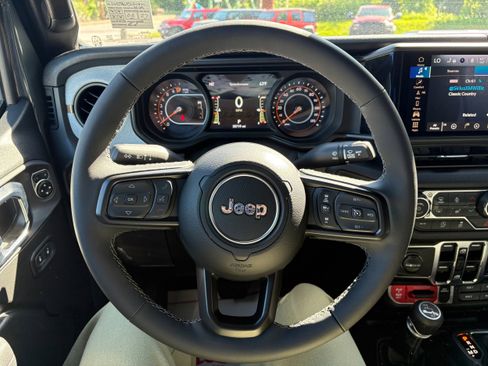 Used 2025 Jeep Gladiator Sport AWD/4WD image 15