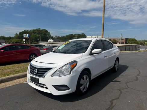 Used 2019 Nissan Versa SV image 3
