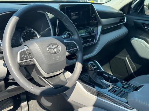 Used 2024 Toyota Highlander XLE AWD/4WD image 14