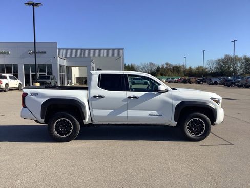 Used 2024 Toyota Tacoma TRD Off-Road image 8